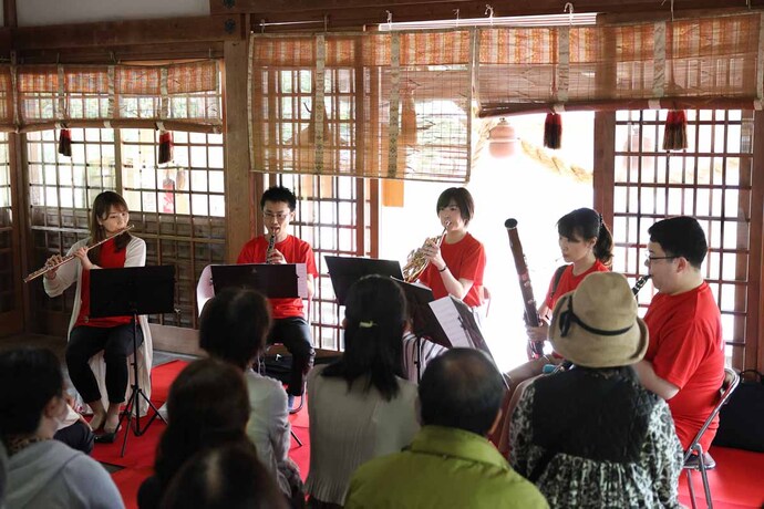 写真：管楽器を演奏する5人の出演者