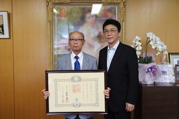 叙勲伝達式での東家氏と関貫市長