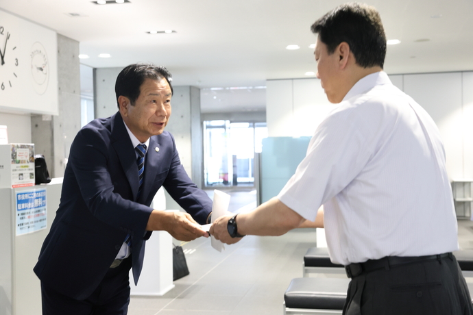 写真：目録を手渡す伊藤会長