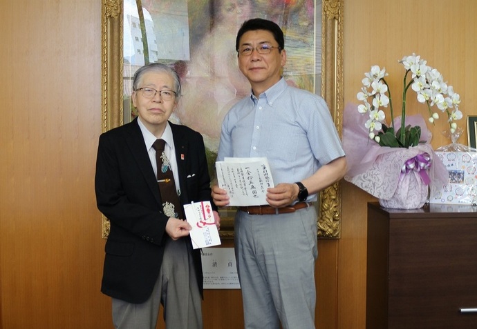写真：風信書道会から寄付を受け取る関貫市長