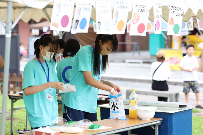 写真：飲食物を売る学生