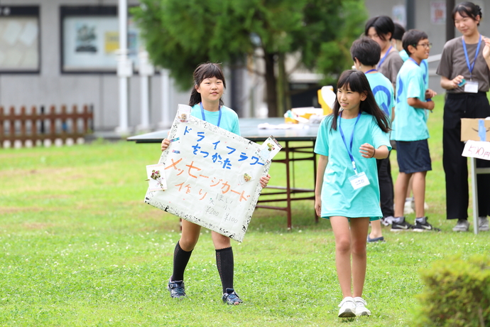 写真：看板を持った子ども2人