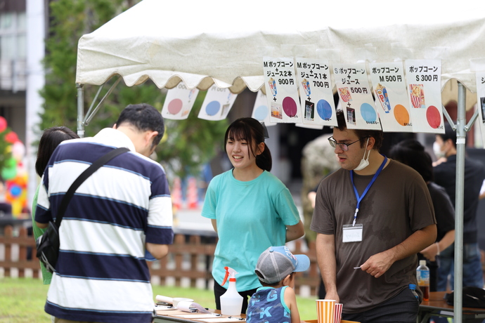 写真：飲食物を販売する外国人