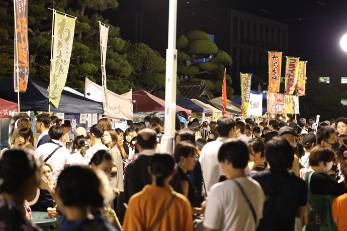 写真：夜店に集まる多くの人々