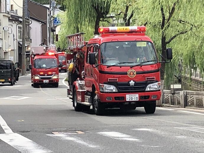 写真：市内を消防車両でパレードを行った。