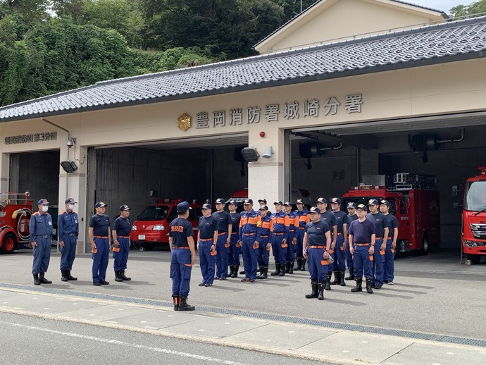 写真:出動団員に整列