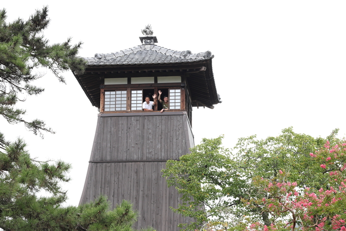 写真：辰鼓楼から手をふる観光客