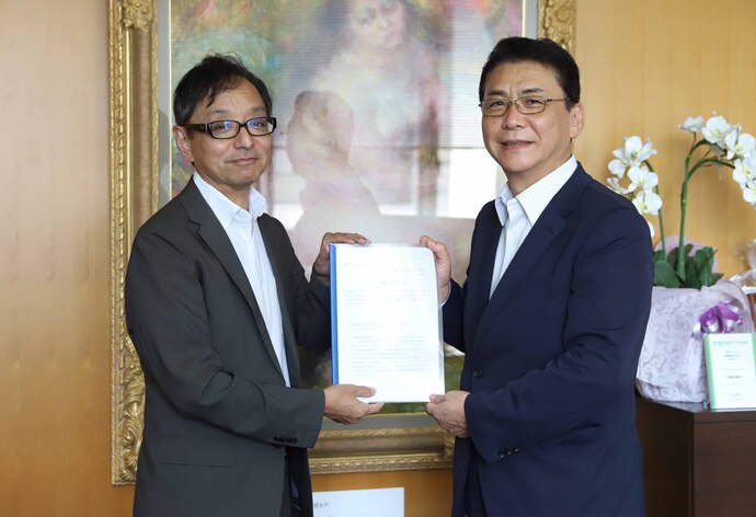 佐藤会長より答申を受ける関貫市長