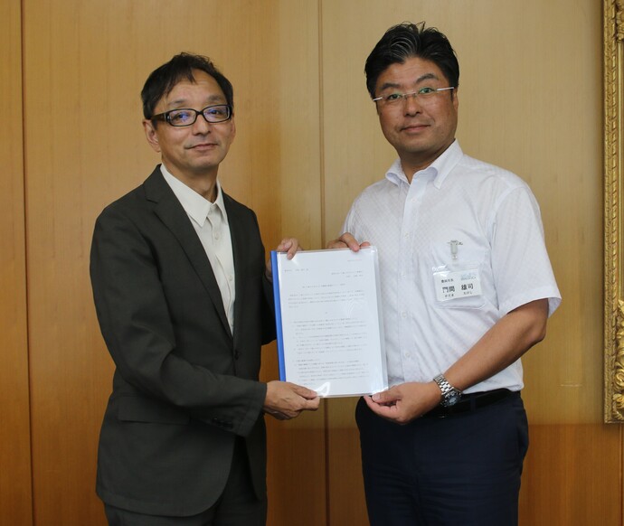 佐藤会長より答申を受ける門間市長