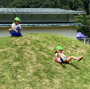 写真：芝滑り