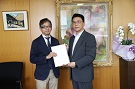 佐藤会長（写真左：帝京大学教授）より答申を受ける関貫市長（写真右）