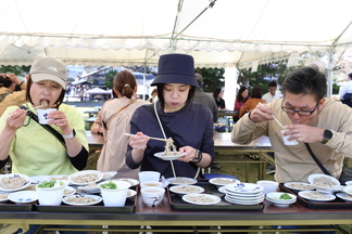 写真：そばを食べているお客さん2