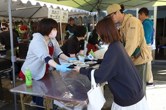 写真：そば受け取り