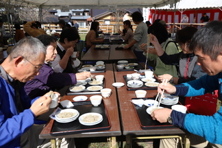 写真：そばを食べているお客さん1