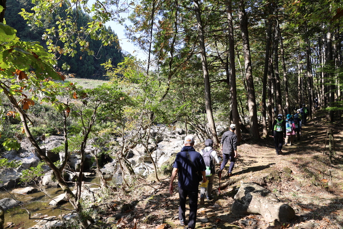 写真：川沿いを歩く参加者