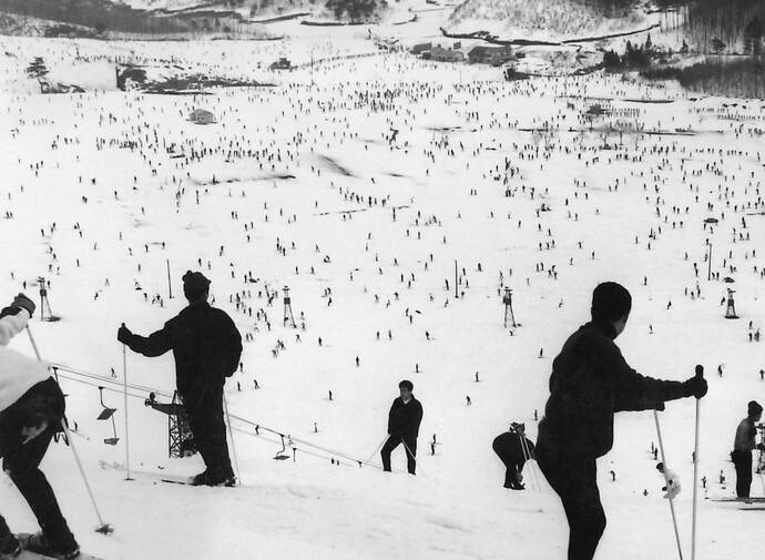 大勢の人でにぎわう神鍋山麓のスキー場（1966年ごろ）