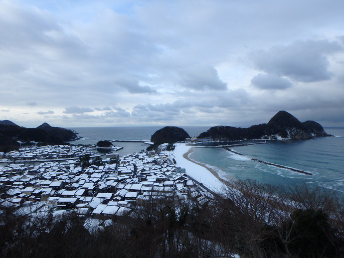 積雪に覆われた竹野の市街地