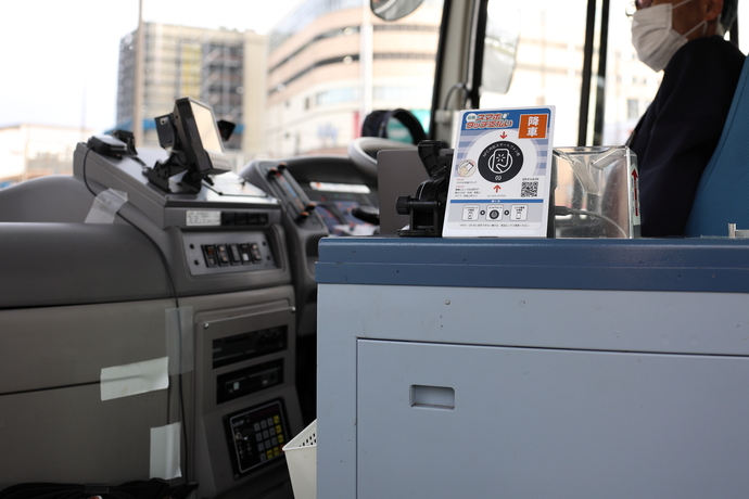 写真：運転席横に設置されたパネル