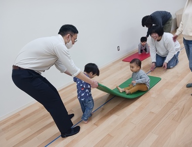 写真：おやこっこ運動遊び