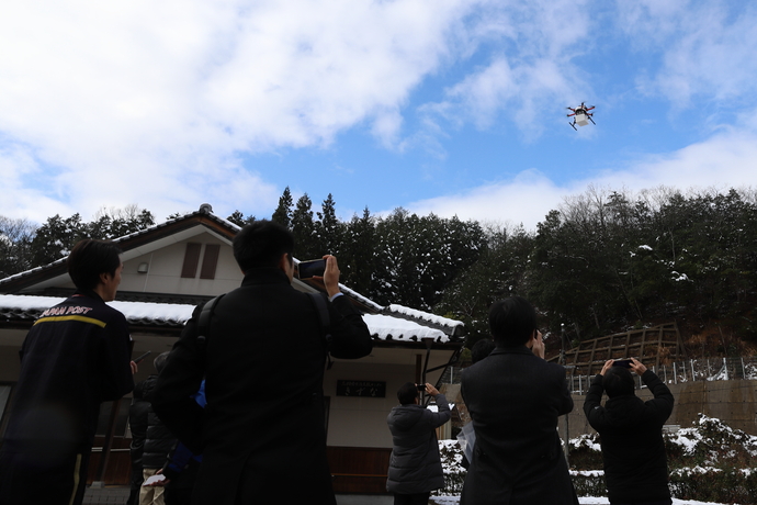 写真：青空を飛ぶドローン