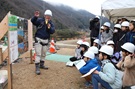 上野橋架設工事現場を寺坂小学校児童が見学