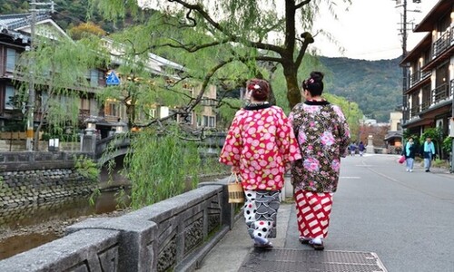 写真：そぞろ歩きの様子