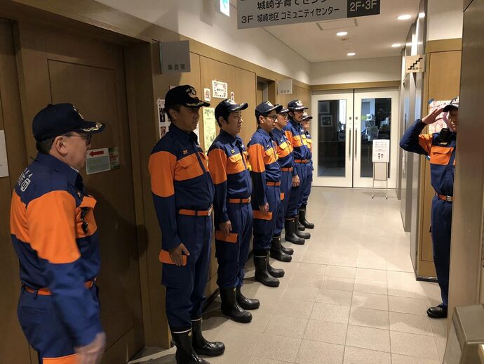写真:警戒巡回に先立ち整列点検を実施