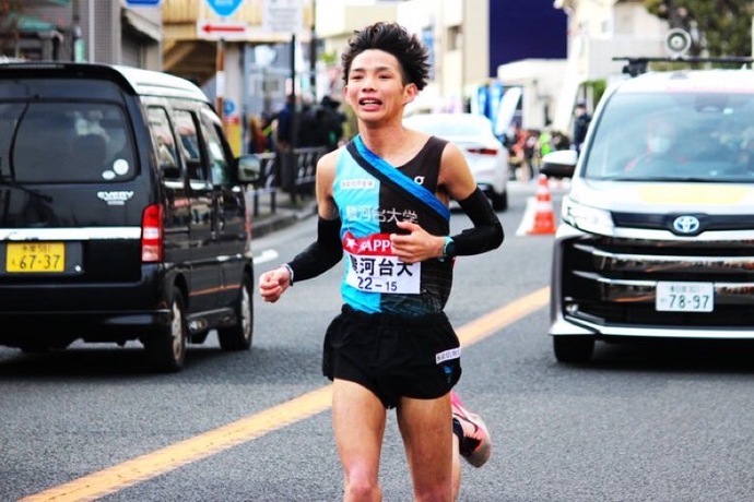 箱根路を走る藤井さんの写真