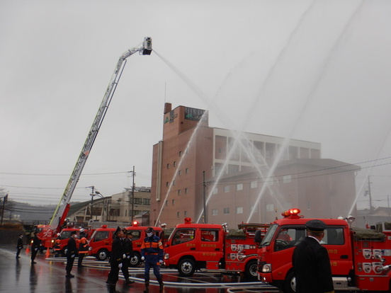 放水する消防車