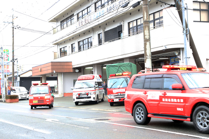 出発する消防車両