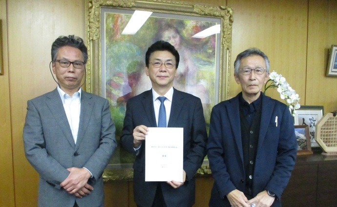 写真:委員長、副委員長、関貫市長の写真