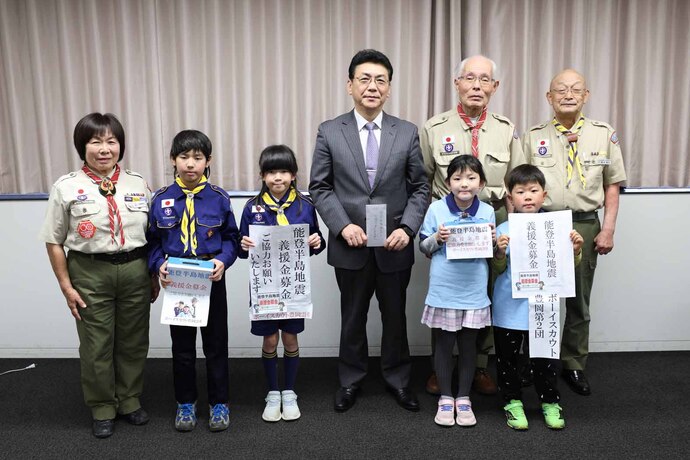 関貫市長と日本ボーイスカウト兵庫連盟豊岡第2団の皆さん