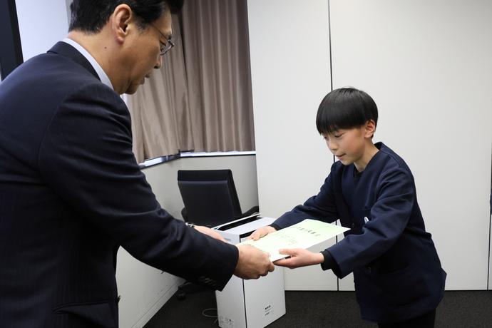 写真：市長に義援金を手渡す児童