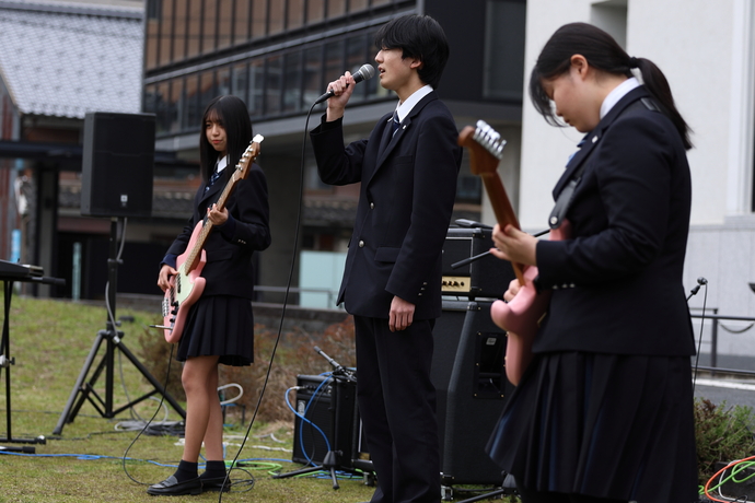 写真：男性ボーカルの高校生バンド