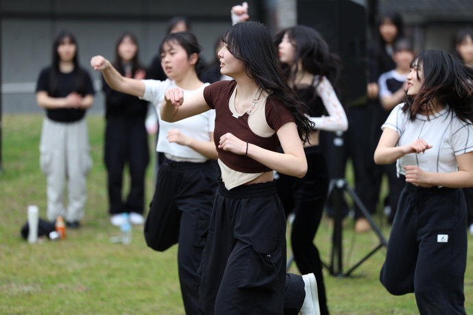 写真：ダンスをする高校生