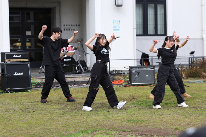 写真：ダンスをする4人の高校生