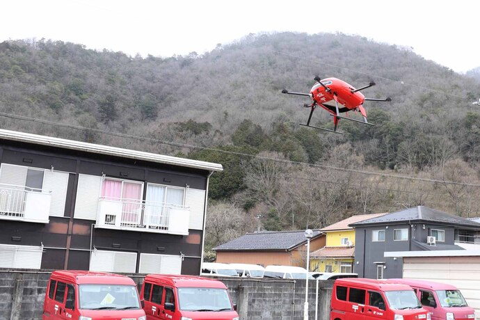 写真：郵便局上空を飛行するドローン