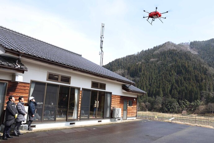 写真：唐川公民館上空を飛ぶドローン