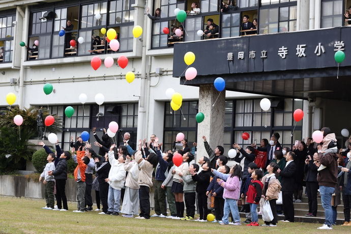 参加者全員での風船飛ばし