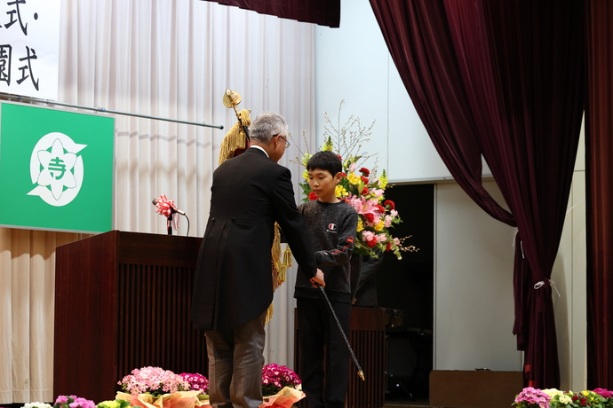 校旗返還 児童代表から学校長へ