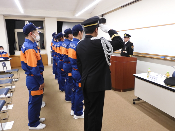 出石消防団長より新入団員11人へ辞令交付