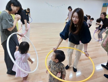 写真　ママといっしょにリズム遊び