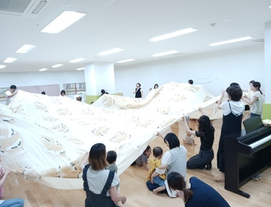 写真 ママといっしょにリズム遊び