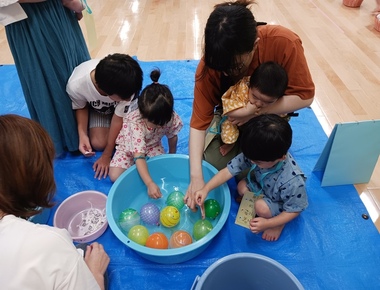 写真　ママといっしょにリズム遊び