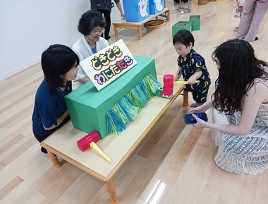 写真　ママといっしょにリズム遊び