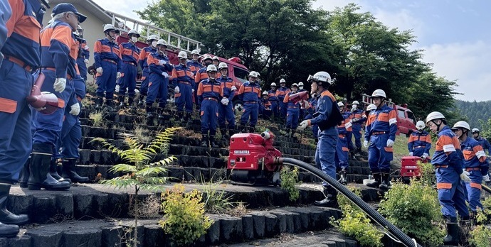 消防署職員による可搬ポンプの操作説明