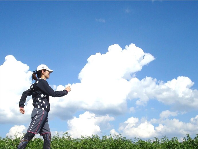 写真：歩く人の姿