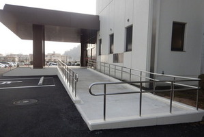 庁舎屋外スロープ