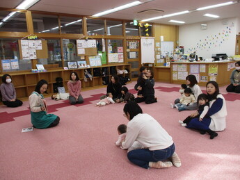 写真：読み聞かせを見ている様子