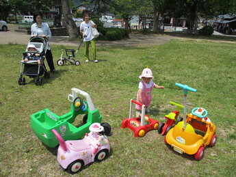 写真：外で遊んでいる様子